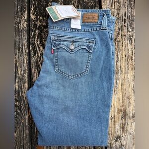 NWT Levi’s 542 Flare Low Rise Women’s Size 18 M Denim Jeans w/ Pocket Flaps T9